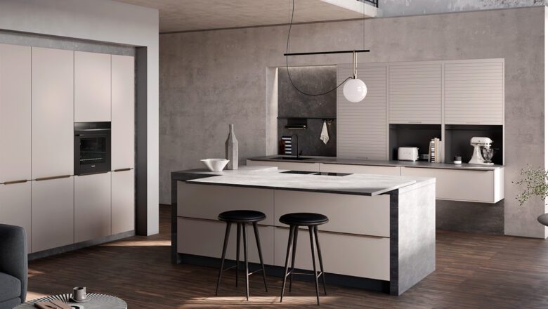 Offene Inselküche mit sandbeigen Fronten und Zementoptik-Arbeitsplatte