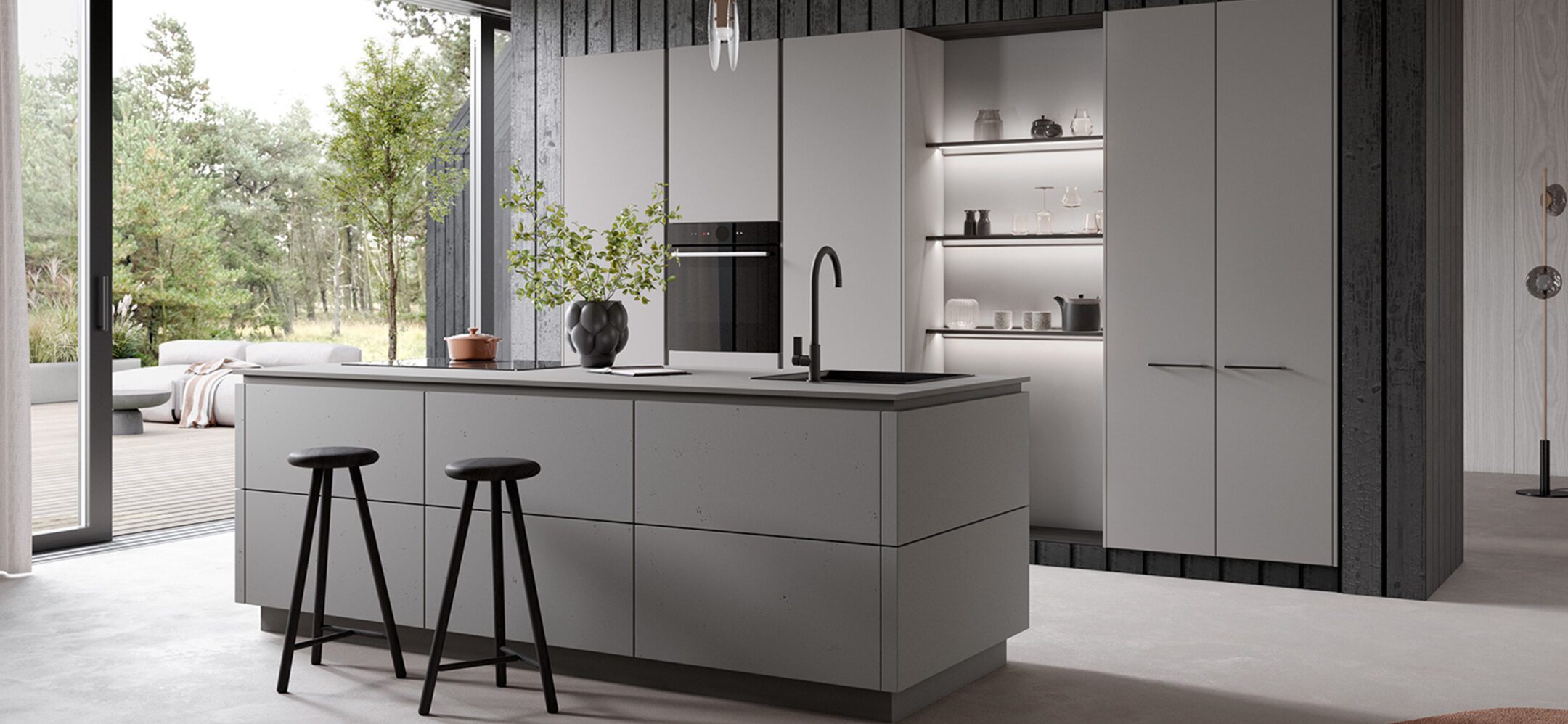 Inselküche in grau mit zwei Barhockern