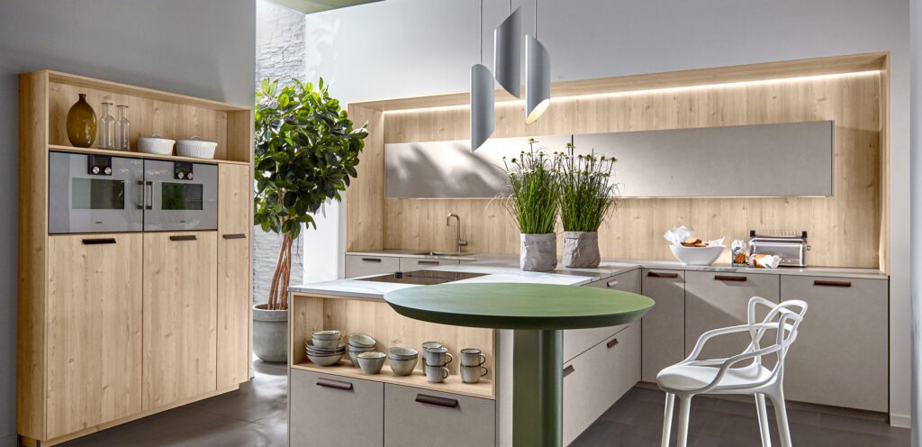 Großzügige offene Küche mit Fronten in Sand und Holz