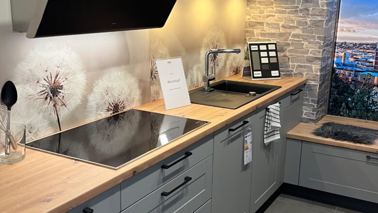 L-Küche in grau mit bedruckter Nischenrückwand