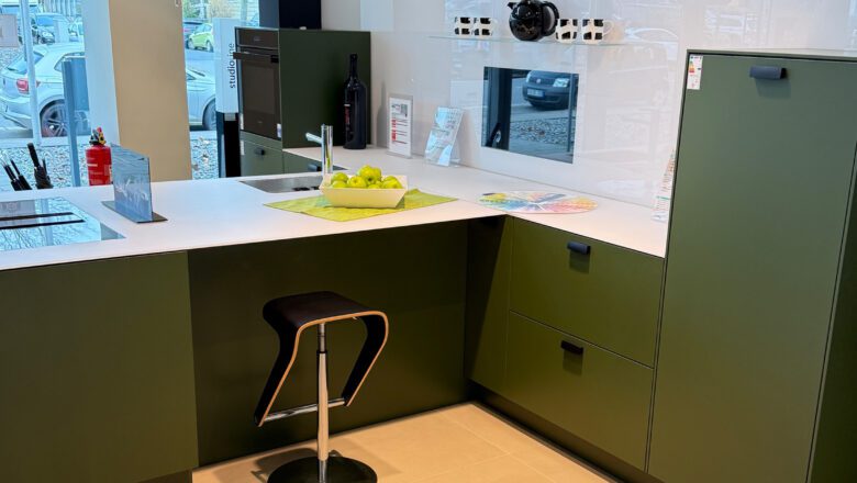 PLANA Küchenausstellung Hilden Geradlinige und schnörkellose Küche in T-Form