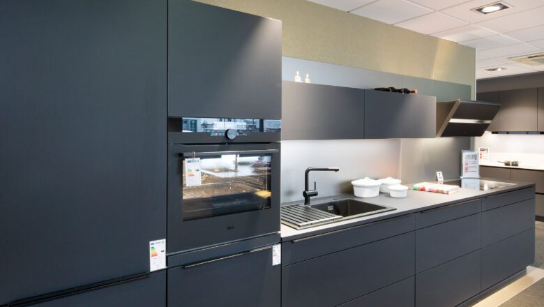 PLANA Küchenausstellung Hilden Einzeilige Küche mit schwarzen Mattfronten