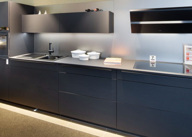 PLANA Küchenausstellung Hilden Einzeilige grifflose Küche in Mattschwarz