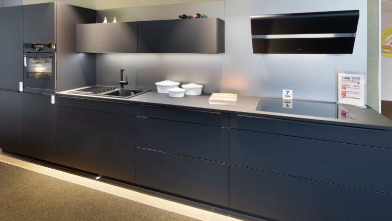 PLANA Küchenausstellung Hilden Einzeilige grifflose Küche in Mattschwarz