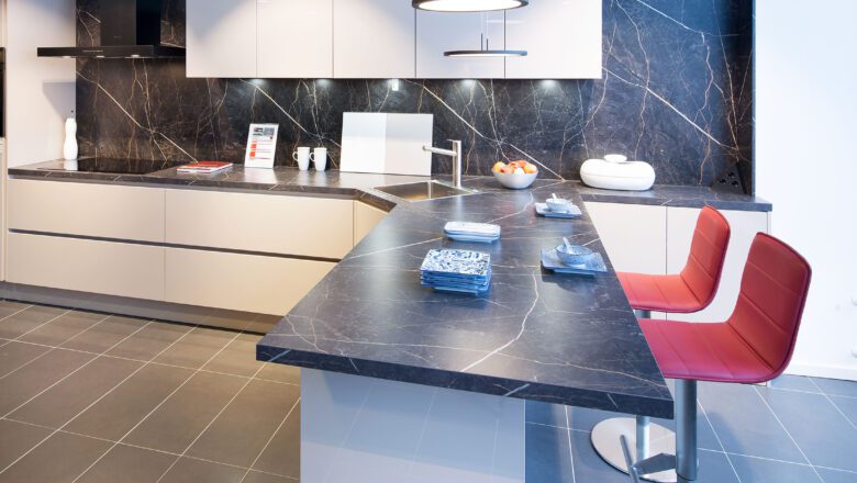 PLANA Küchenausstellung Hilden L-Küche mit tiefer Arbeitsplatte und Sitzgelegenheiten