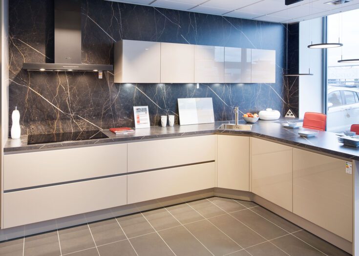 PLANA Küchenausstellung Hilden Geräumige L-Küche mit Glanzlack-Fronten in Kashmir