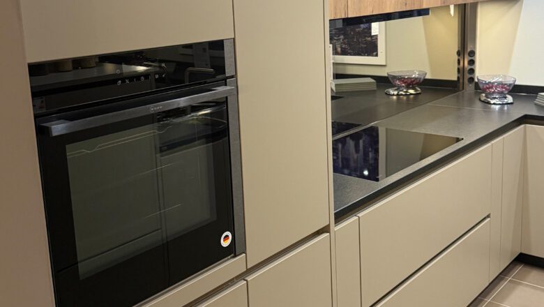 PLANA Küchenausstellung Hilden U-Küche in Umbra natur inklusive Neff-Backofen