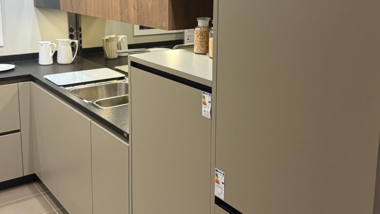 PLANA Küchenausstellung Hilden Grifflose U-Küche mit Natursteinarbeitsplatte