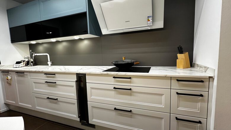 Zweizeilige Küche mit Mattlack-Fronten in Arctisweiß