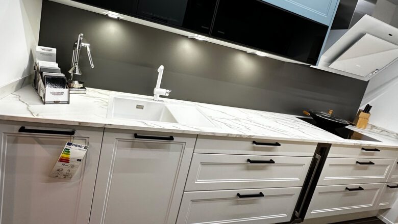 Küche im Landhaus-Stil mit erlesener Keramik-Arbeitsplatte