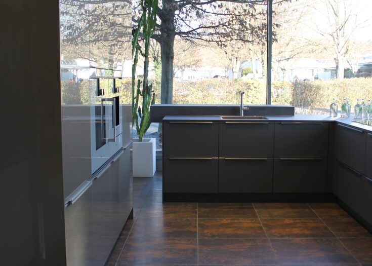 Tolle U-Küche mit Fronten in Goldbronze und Lavagrau