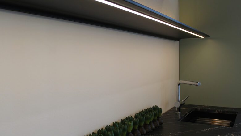 Moderne Küchenzeile mit Leuchte Novy Shell bei PLANA in Wiesbaden