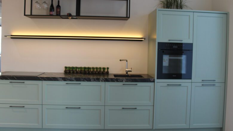 Einzeilige Küche im modernen Landhausstil in Pastellgrün