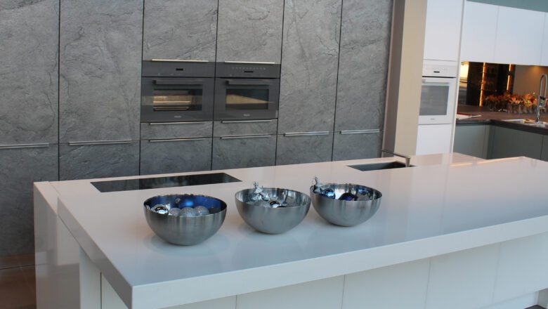 Moderne und hochwertige Kücheninsel in weiß bei PLANA in Wiesbaden