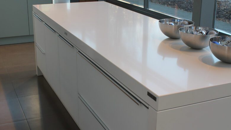 Kücheninsel mit Elementstein-Arbeitsplatte in weiß bei PLANA in Wiesbaden