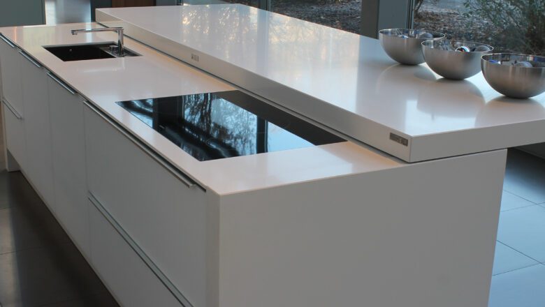 Kücheninsel mit Elementstein-Arbeitsplatte in weiß