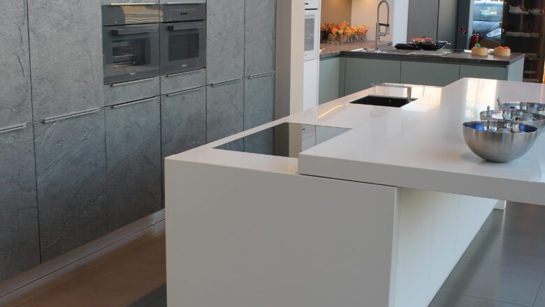 Inselküche mit Echtsteinfront und Kücheninsel mit Elementstein-Arbeitsplatte in weiß