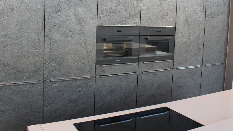 Ausstellungsküche mit Küchenzeile aus Echtstein