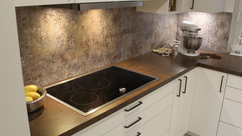 Auffallend schöne Keramik-Arbeitsplatte im Design Iron Moss