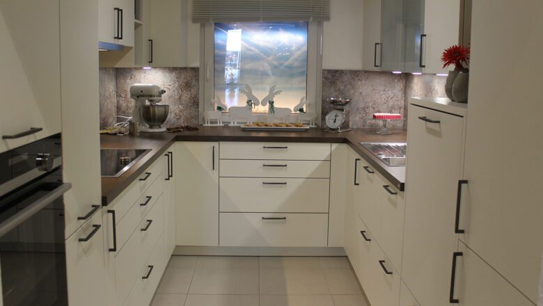 Sehr viel Platz und Stauraum bietet diese klassische U-Küche