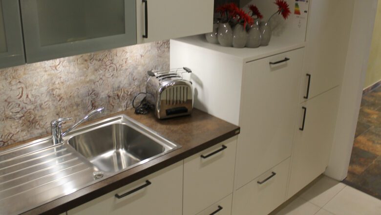 Klassik-Küche mit Edelstahl-Becken