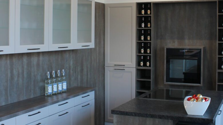 Typische Landhausküche mit dunkler Arbeitsplatte