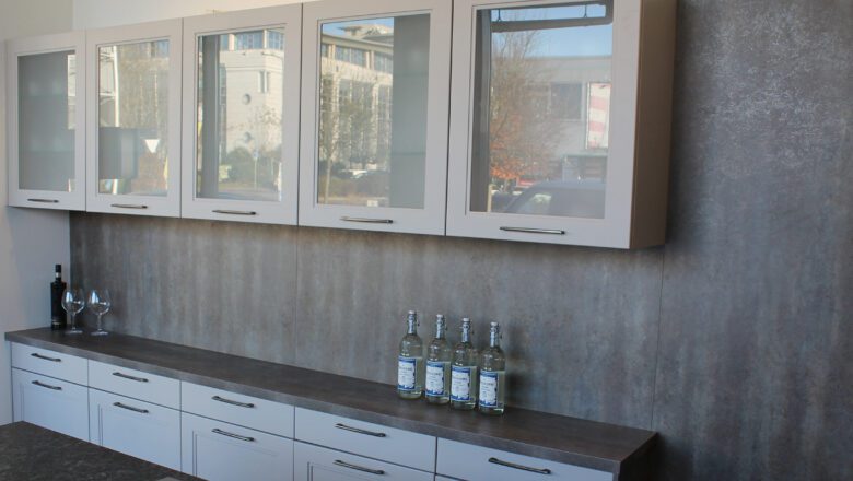 Oberschränke mit Rahmenfronten und Mattglas