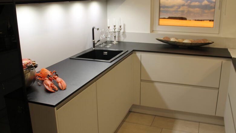 Grifflose U-Küche mit lichtgrauen Fronten