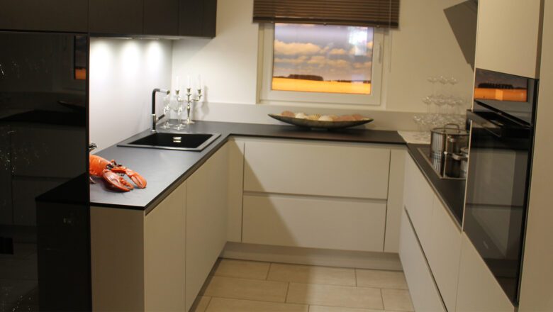 Grifflose Design-Küche mit schwarzer Arbeitsplatte