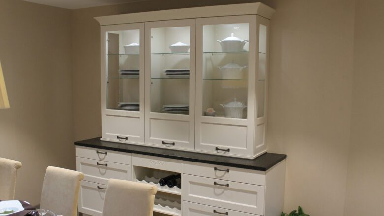 Weiße Küchenvitrine im Landhausstil bei PLANA Wiesbaden