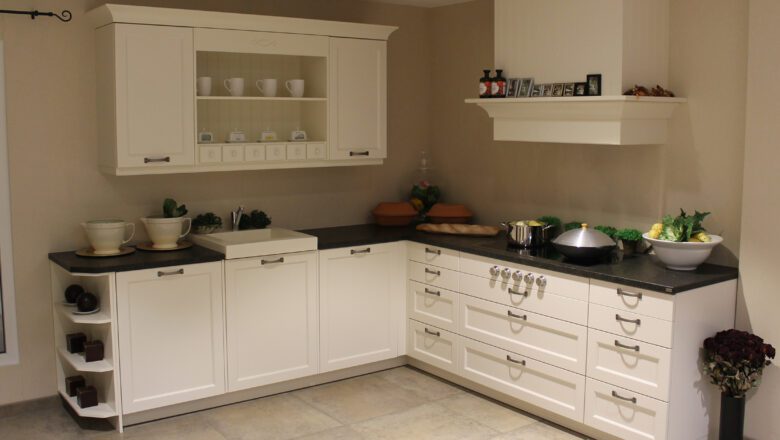 Ausstellungsküche in L-Form bei PLANA Wiesbaden im Landhausstil in weiß