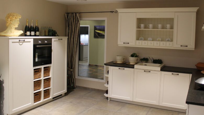 Ausstellungsküche Wiesbaden im Landhausstil in weiß mit viel Stauraum