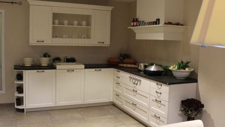 Ausstellungsküche im Landhausstil in weiß