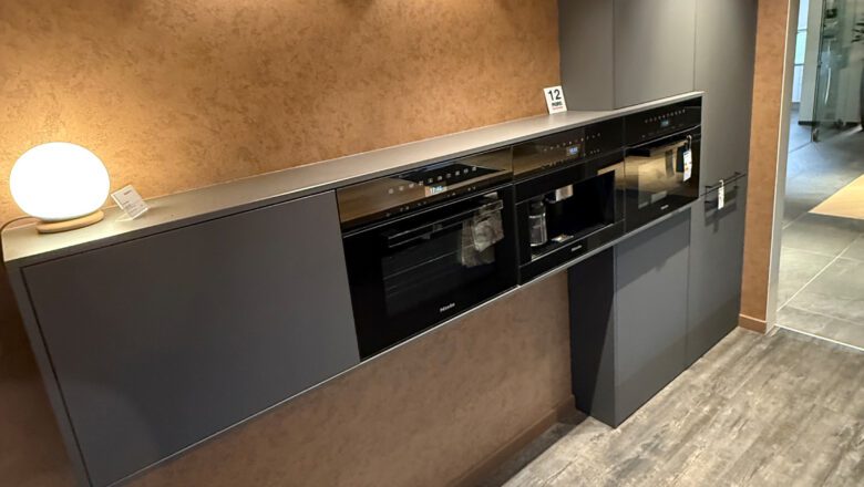 Zweizeilige Küche mit modernen Elektrogeräten