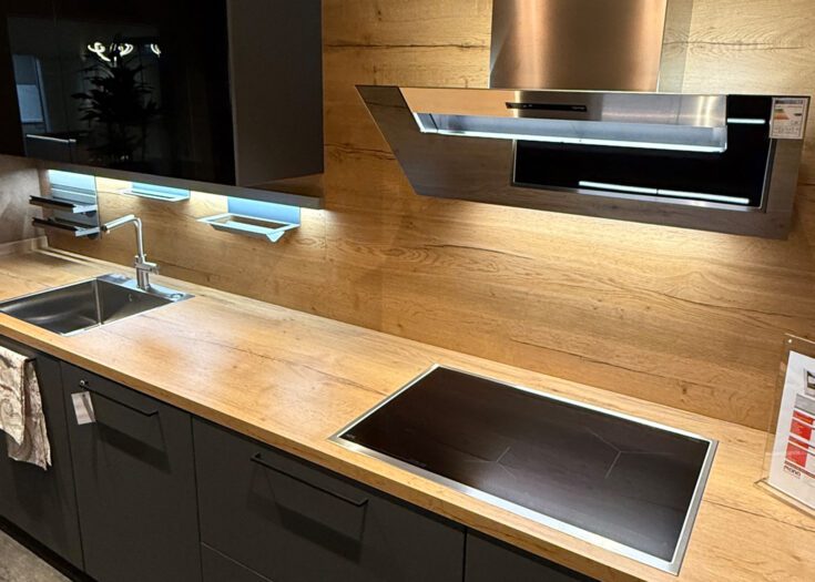 Arbeitsplatte und Nischenrückwand in Sommereiche-Dekor