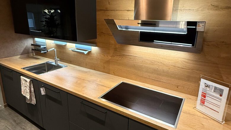 Arbeitsplatte und Nischenrückwand in Sommereiche-Dekor