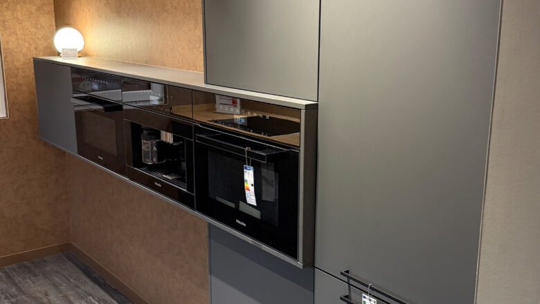 Zweizeilige Küche mit Mattlack-Fronten in Graphit