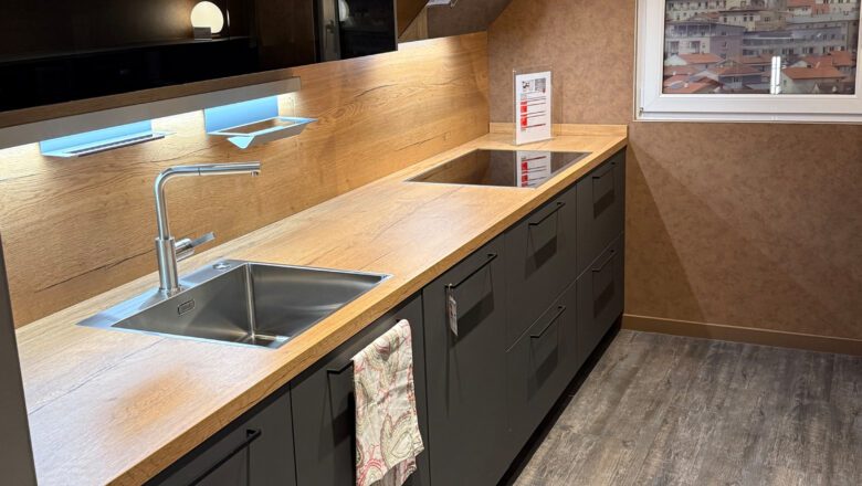 Zweizeilige Musterküche mit Arbeitsplatte in Holzoptik