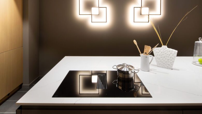 Inselküche mit Elementstein-Arbeitsplatte in Marmor weiß