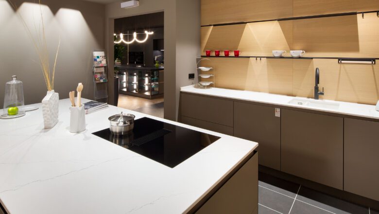 Grifflose Inselküche mit edler weißer Arbeitsplatte