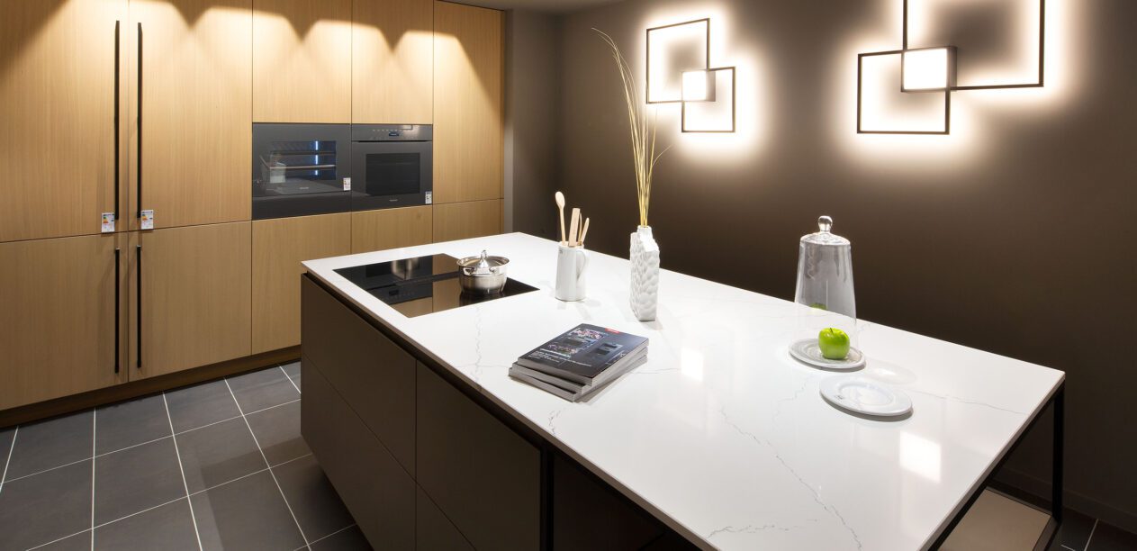 Moderne Inselküche mit Fronten in Achatgrau und Eiche Furnier