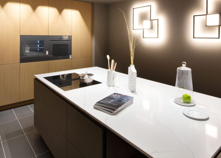 Moderne Inselküche mit Fronten in Achatgrau und Eiche Furnier