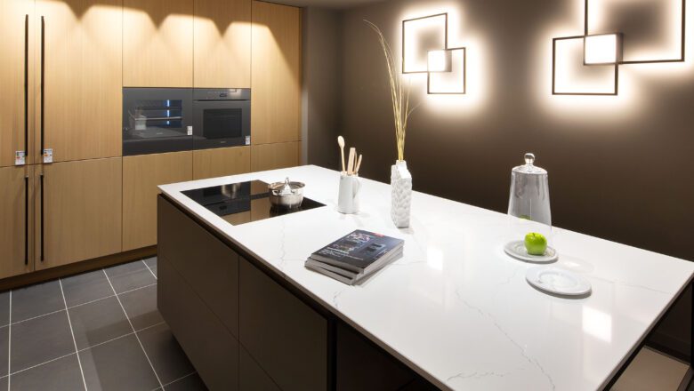 Moderne Inselküche mit Fronten in Achatgrau und Eiche Furnier