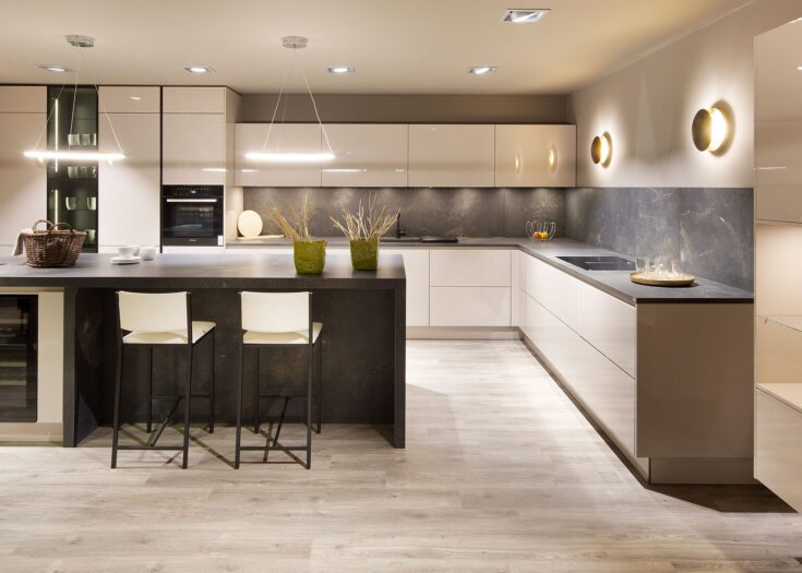 Inselküche mit hochwertigen Elektrogeräten inklusive Weinkühlschrank