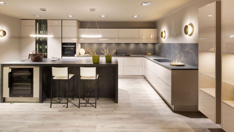 Inselküche mit hochwertigen Elektrogeräten inklusive Weinkühlschrank