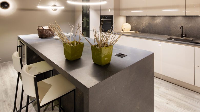 Eine zeitlose Schönheit ist dies Inselküche mit Glanzlack-Fronten