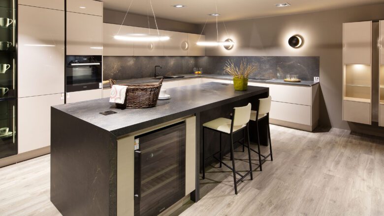 Hochwertige Inselküche mit glänzenden Lackfronten in Kashmir