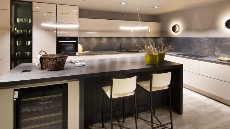 Große grifflose Küche mit Kochinsel Sitzgelegenheiten an Insel