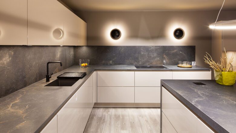 Grifflose Küche mit Arbeitsplatte und Nischenrückwand aus Keramik