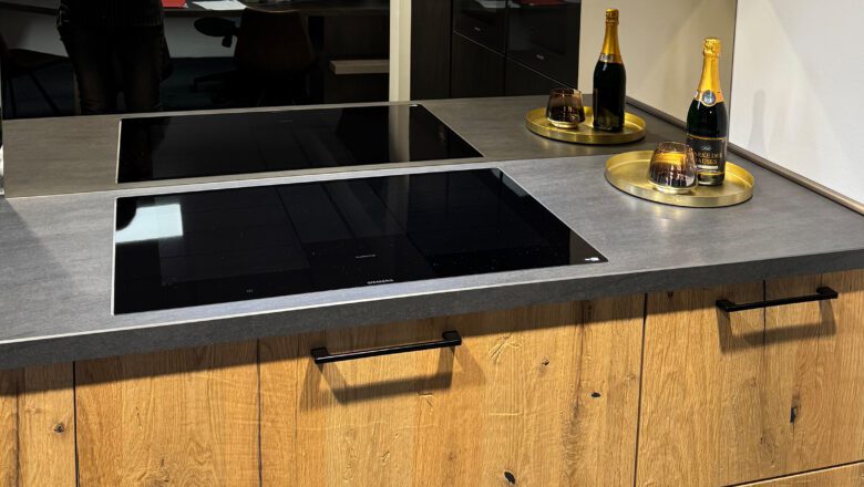 Musterküche mit 80 cm breitem Siemens Induktionskochfeld
